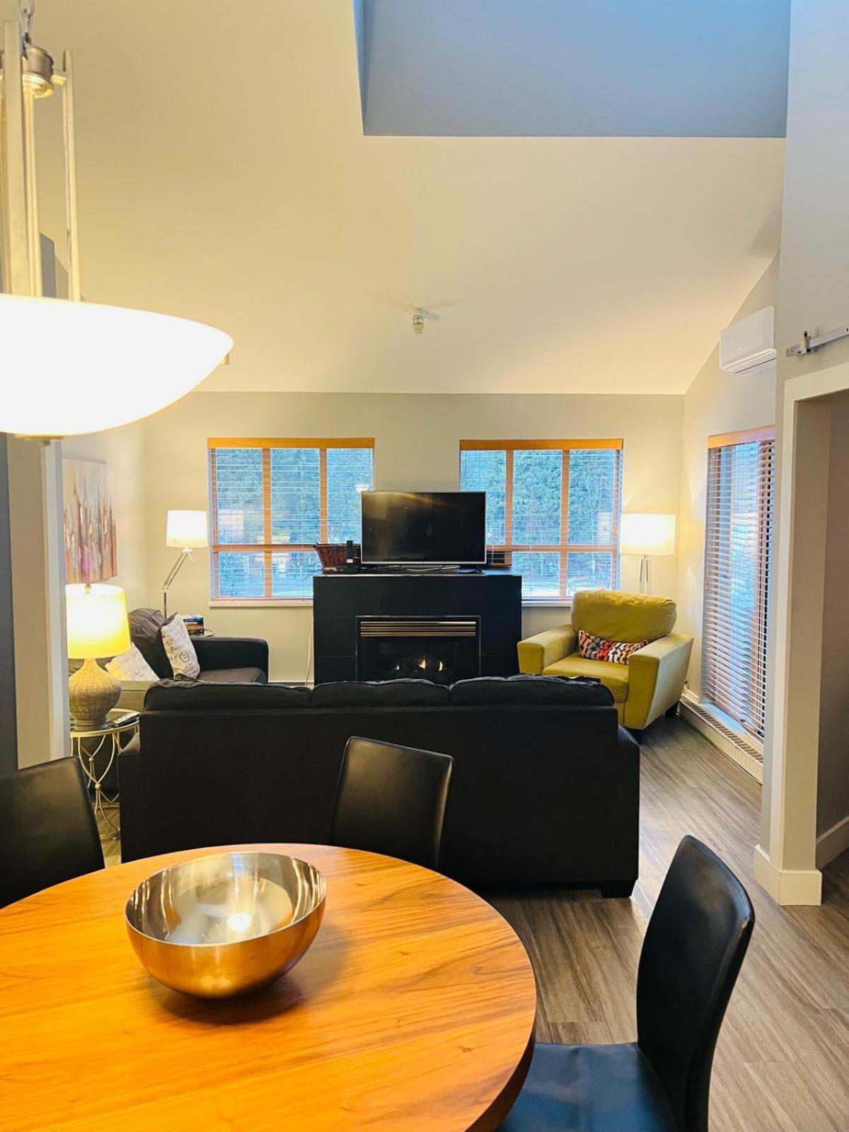 Tyndalstone Lodge 3 Bedroom In The Heart Of Village North Уистлер Экстерьер фото
